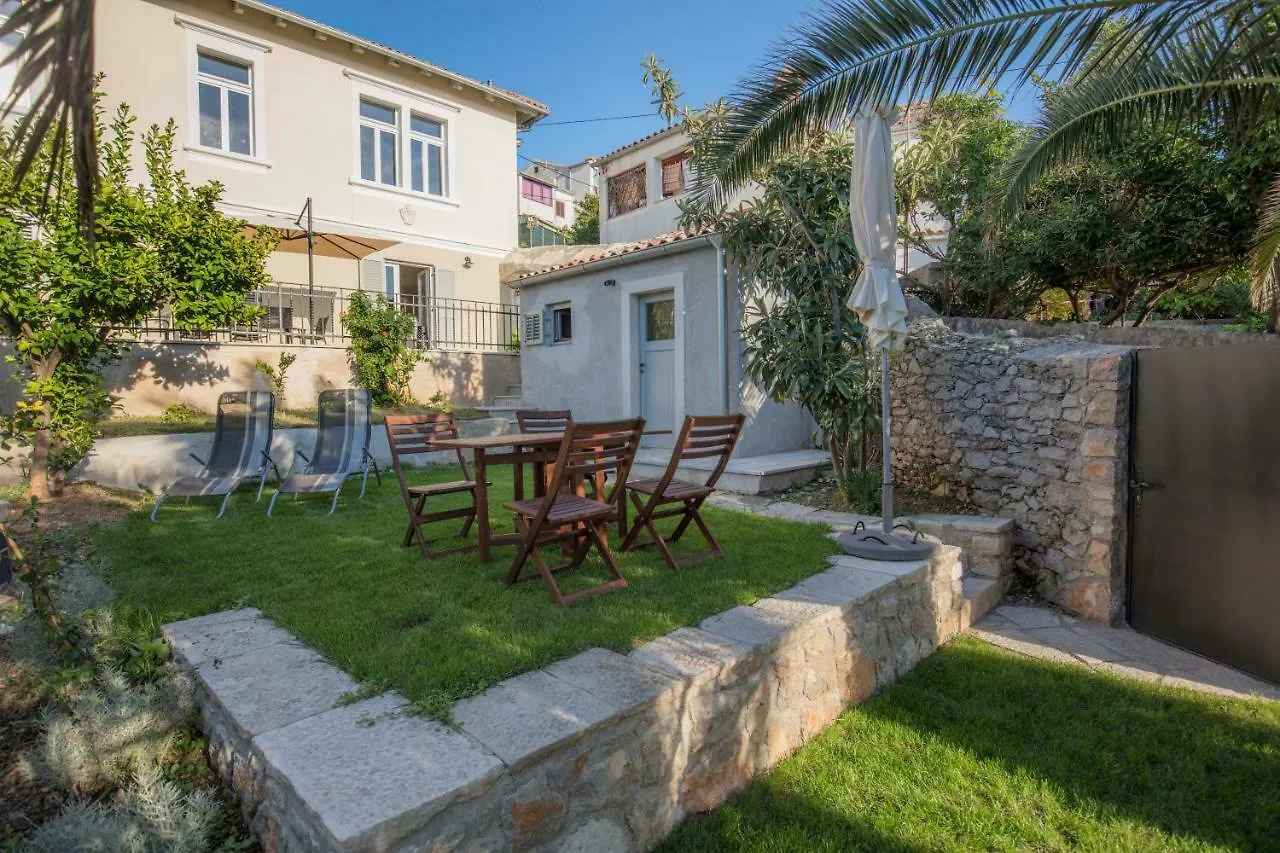 Apartments Villa Adrienne contacts